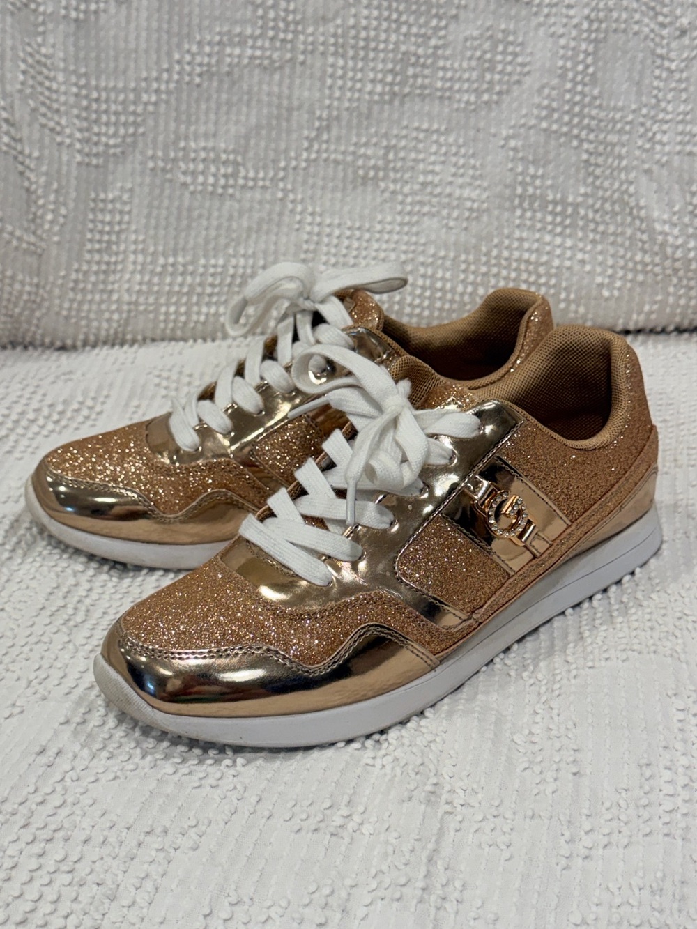 G by Guess Women’s Metallic Rose Gold Glitter Fashion Sneakers